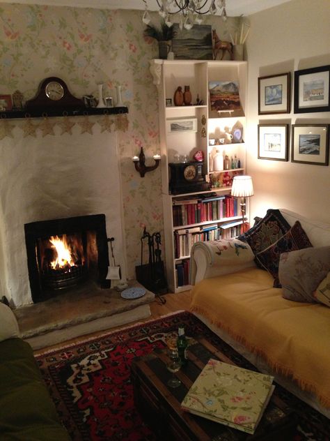 Irish Cottage Decor, Irish Bedroom, Irish Cottage Interiors, Scottish Cottages, Ireland Cottage, Irish Houses, Home Exchange, Cottage Aesthetic, Irish Cottage