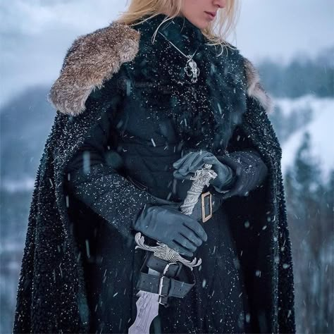 Winter Warrior Aesthetic, Midevil Winter Outfits, Fantasy Fur Armor, Medevil Winter Clothes, Winter Prince Aesthetic, Fantasy Snow Clothes, Winterfell Inspired Dresses, Winter Fantasy Clothing Drawing, Game Of Thrones Aesthetic Outfits