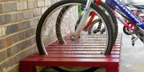 Des supports à vélo en bois de palettes, quelle belle idée! ( 7 modèles) - Bricolages - Trucs et Bricolages Easy Garage Storage, Diy Bike Rack, Outdoor Bike Storage, Simple Bike, Bike Storage Garage, Support Velo, Garage Bike, Garage Storage Solutions, Easy Diy Wreaths