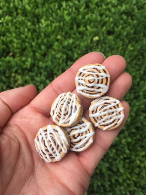 Cinnamon Roll Magnet Polymer Clay Food Cinnabon Refrigerator Magnets - Etsy Cute Clay Magnet Ideas, Clay Art Magnet, Diy Polymer Clay Magnets, Clay Food Magnets Diy, Food Magnets Diy, Clay Magnets Food, Food Clay Magnets, Food Fridge Magnets, Food Magnets Clay