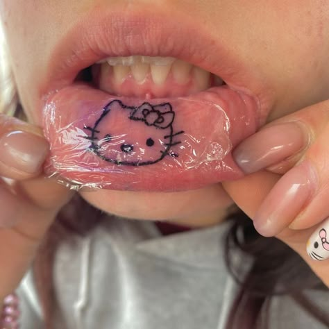 Tatuaje Hello Kitty, Inner Lip Tattoo, Images Hello Kitty, Hello Kitty Tattoos, Pretty Tattoos For Women, Hello Kitty Accessories, Lip Tattoos, Cute Tattoos For Women, 1 Tattoo