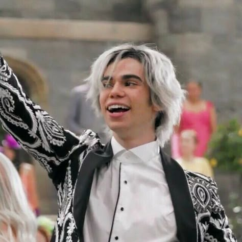 Carlos Aesthetic, Boy Disney Characters, Descendants Icons, Descendants Ben, Carlos Descendants, Cameron Boyce Descendants, Descendants Disney, Cameron Boys, Cinderella Prince