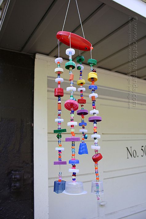 Make a wind chime from recycled plastic lids! Full step by step tutorial with printable instructions from Crafts by Amanda! Carillons Diy, Wind Chimes Craft, Plastic Bottle Caps, Recycled Art Projects, Bottle Cap Art, Diy Wind Chimes, Bottle Cap Crafts, Plastic Lids, Plastic Bottle Crafts