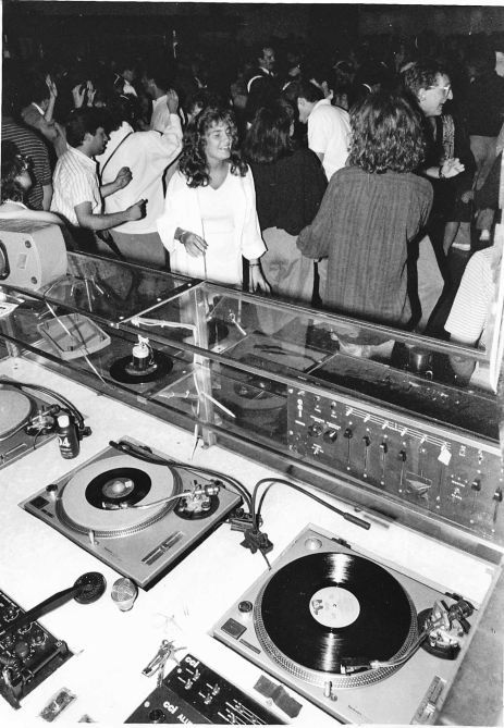 Turntables and dance floor at Heartbreak Disco at 179 Varick St. in Manhattan. (July 31, 1986) Vintage Dj Booth, Dj Wallpaper, Disco 80, Club Photography, 80s Disco, Disco Club, Rave Culture, Rare Images, Dj Booth