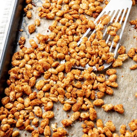 Oven Baked Crispy White Beans - Marathons & Motivation Baked White Beans Recipe, Crispy White Beans, Satisfying Snacks, White Bean Recipes, Bean Snacks, Can Of Beans, Plant Based Snacks, Marathons, Vegan Appetizers