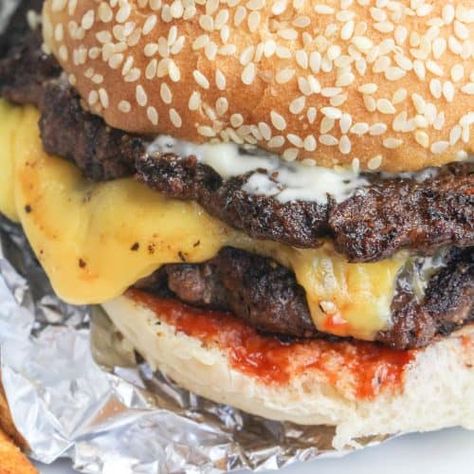 The Best Five Guys Burger Copycat Recipe - Bad Batch Baking - Family Favorite Recipes Copycat Five Guys Burger, Copycat Whataburger, Five Guys Burger Recipe, Guys Burgers Recipe, Five Guys Burger, 5 Guys Burgers, How To Make Burgers, Five Guy Burgers, Batch Baking