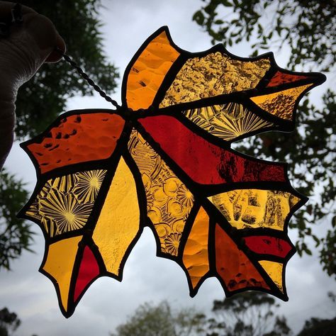 starlightmeadowbloom:sosuperawesome: Stained Glass LeavesGreer Glassworks on Etsy Pretty… These are beautiful for any seasons… - Leaf Suncatcher, Diy Stained Glass Window, Stained Glass Patterns Free, Glass Diy, Glass Craft, Stained Glass Decor, Stained Glass Ornaments, Quilt Art, Stained Glass Suncatchers