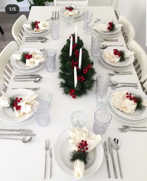 Christmas Simple Table Settings, Christmas Dinner Table Settings Elegant Modern, Christmas Table Set Up Ideas, Simple Christmas Dinner Table Decor, Simple Christmas Dinner Table, Christmas Eve Dinner Table Decor, Christmas Table Decor Ideas Simple, Christmas Dinner Table Settings Simple, Christmas Table Decorations Simple