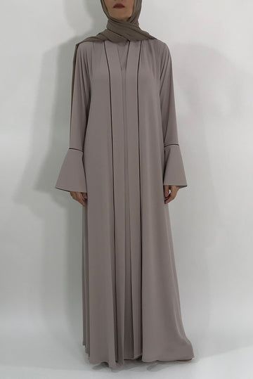 We offer you a range of classic abayas because we care about your elegance and style Hijabi Dubai, Simple Abaya, Islamic Modest Fashion, Abaya Designs Latest, Dress Islamic, Hijab Evening Dress, Abaya Hijab, Abaya Style, Long Frock