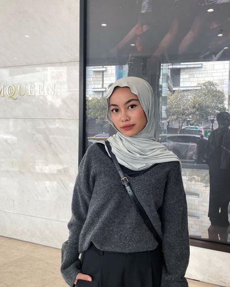 Grey Ootd Hijab, Grey Outfit Hijab, Grey Hijab Outfit, Hijab Ootd Casual, Black Outfit Hijab, Black Hijab Outfit, Outer Outfit, Outfits With Grey Cardigan, Outfit Hijab Simple