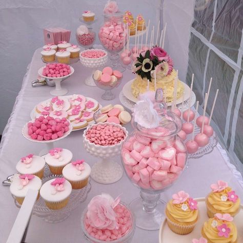 Party Treat Table Ideas, Birthday Snack Table, Baby Shower Treat Table, Treat Table Ideas, Sweet Table Ideas, Candy Table Ideas, Candy Bar Ideas, Pink Candy Buffet, Pink Dessert Tables