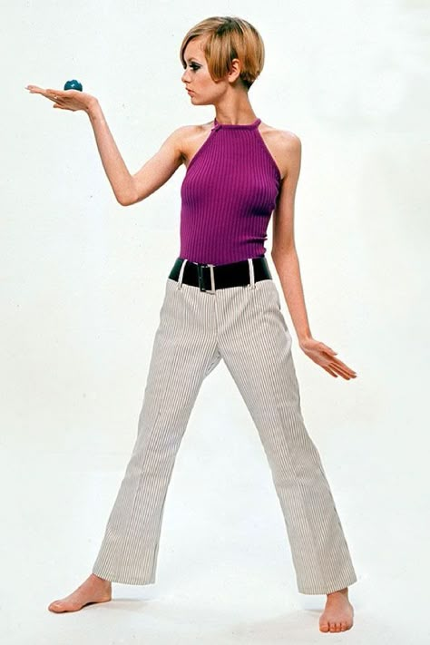 Twiggy  Love these pants. Twiggy Outfits, Twiggy 1960s, Twiggy Lawson, Twiggy 60s, Twiggy Model, 1960s Twiggy, 60s Twiggy, Twiggy Style, Twiggy Fashion