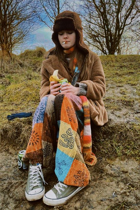 Hippie teen girl sitting on muddy grass drinking beer, smoking and eating a banana. Wook Hippy, Hippie Style Winter, Outfit Astethics, Trapper Hat Outfit, Hippie Outfits Winter, Hippe Outfits, Hippie Outfits Men, Hippie Winter Outfits, Winter Hippie Outfits