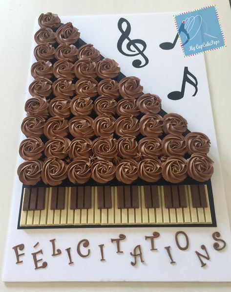 🎼🎶🎵 Piano themed cupcake cake with kitkat Piano Cupcakes Ideas, Piano Party Ideas, Music Themed Dessert Table, Piano Theme Birthday Party, Music Major Graduation Party Ideas, Piano Cakes Ideas, Music Themed Desserts, Music Themed Charcuterie Board, Music Food Ideas