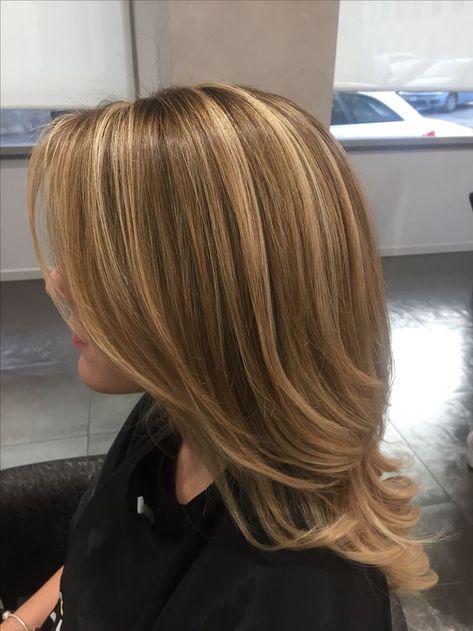 Highlights And Lowlights Light Brown Hair, Chunky Golden Blonde Highlights, Blonde Hair Light Brown Highlights, Highlighted Natural Hair, Y2k Hair Color Ideas, Brown And Blonde Hair Ideas, Light Brown Hair Blonde Highlights, Y2k Brown Hair, Brown Hair Blonde Highlights