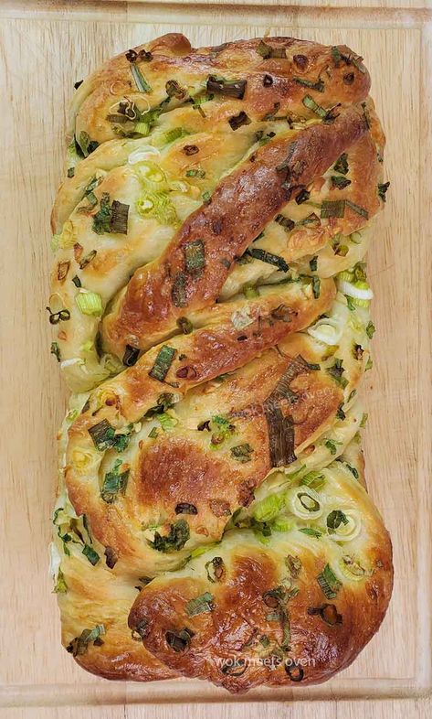 This green onion garlic butter bread loaf recipe is my take on the classic garlic butter bread loaf with an eastern infusion. Green onions also known as scallions is a popular ingredient in a lot of… Scallion Bread Recipe, Bread With Vegetables, Savory Loaf Bread Recipes, Garlic Loaf Bread, Green Onion Bread, Garlic Herb Bread Recipe, Onion Garlic Bread, Garlic Butter Rolls, Scallion Bread