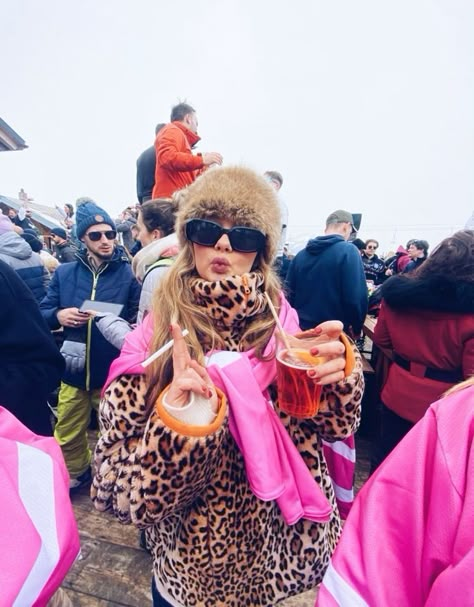 Igloo Fest Montreal Outfit, Dinner In Aspen Outfit, Retro Apres Ski Outfit, Ski Rave Outfit, Apres Ski Party Aesthetic, Winter Music Festival Outfit, Afterski Party Outfit, Apre Ski Party Outfit, Apres Outfit