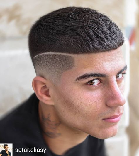 Men Haircut auf Instagram: „@satar.eliasy Fade & design🌿🌿 Bar🔥.@satar.eliasy __________//////////////////______________ #sharpfade #barberlifestyle#menstyleguide…“ Growing Long Hair Men, Boys Hairstyles Trendy, Haircuts 2022, Popular Short Haircuts, Haircut Men, Hair Catalog, Men Haircut Styles, Haircut Inspiration, Mens Haircuts Short