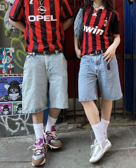 Retro Jersey Outfit, Jerseys Outfit, Football Couple, Block Core, Streetwear Jersey, Couple Streetwear, Jersey Outfits, Ac Milan Jersey, Bloke Core