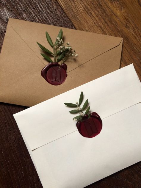 Wax Sealed Letters Aesthetic, Sealed Letter Aesthetic, Wax Sealed Envelopes, Christmas Letters Aesthetic, Wax Seal Flowers, Wax Seal Letter Aesthetic, Dried Flower Wax Seal, Wax Seal With Dried Flower, Wax Seal Gift Wrapping