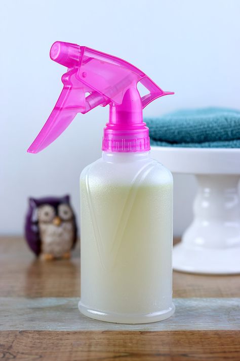 15 Liquid Castile Soap Uses Diy Dusting Spray, Dusting Spray, Cleaning Diy, Diy Cleaning Products Recipes, Cleaning Painted Walls, Homemaking Tips, Green Clean, Cleaner Recipes, Glass Diy