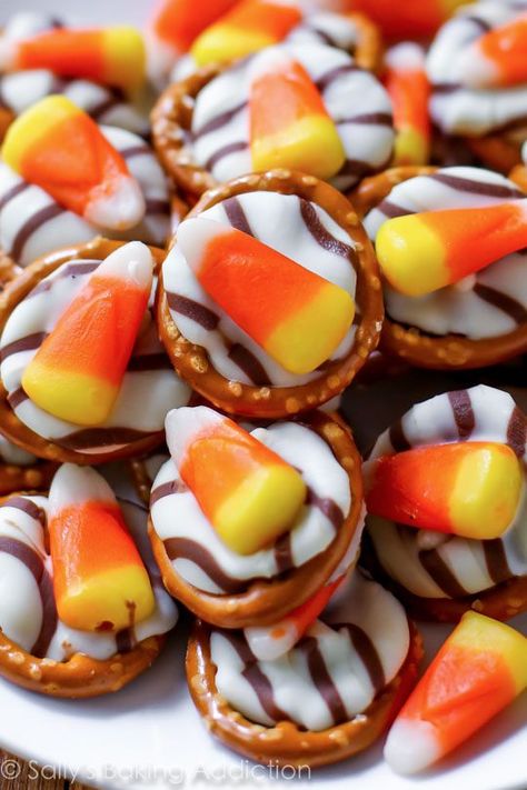 Candy Corn Pretzel Hugs | Sally's Baking Addiction Halloween Easy Treats, Corn Dessert, Halloween Dessert Recipes Easy, Pretzel Hugs, Candy Corn Desserts, Homemade Chocolate Bark, Snack Halloween, Candy Corn Recipe, Pumpkin Spice Sugar Cookies