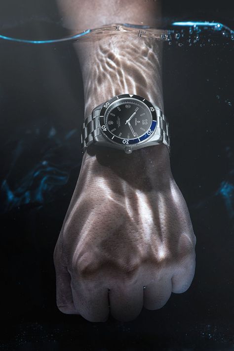 Photography Watch Ideas, Creative Watch Ads, Watch Photography Creative, Watch Ads Design, Watch Photography Ideas Creative, Smart Watch Photography, Product Placement Ideas, Watch Photography Ideas, Watch Product Photography