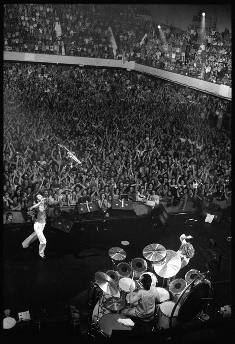 Michael Zagaris' new book and exhibition chronicles his life as witness to rock ‘n’ roll’s golden era. Classic Rock Aesthetic, Rock N Roll Aesthetic, Badass Pictures, Pictures Of Rocks, Rock Aesthetic, Pete Townshend, Live Rock, Concert Aesthetic, Patti Smith