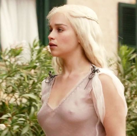 Game Of Thrones Season 1, Emilia Clarke Pics, Game Of Thrones Screencaps, Boardwalk Empire, Mother Of Dragons, Emilia Clarke, Winter Is Coming, Woman Face, Season 1