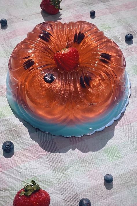 Jellyfish Food, The Great British Baking Show, Jelly Cakes, Great British Baking Show, British Baking Show, Trifle Pudding, The Great British Bake Off, Gelatin Dessert, Raspberry Mousse