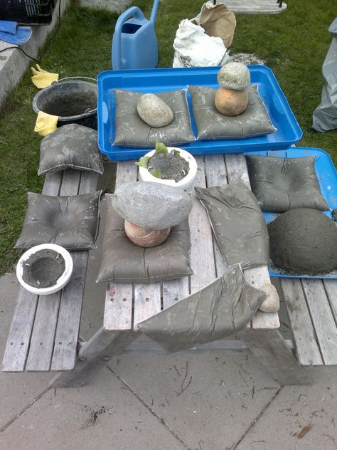 Yard Decorations Diy, Balcony Inspiration, Diy Yard Decor, Stepping Stones Diy, Diy Concrete Planters, Cement Diy, Cement Art, Garden Stepping Stones, Concrete Sculpture