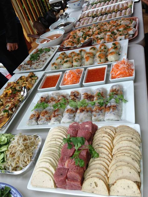 Buffet dishes Asian Food Buffet, Asian Buffet, Asian Buffet Ideas, Asian Wedding Buffet, Asian Food Wedding Buffet, Vietnamese Food Traditional, Party Food Dishes, Appetizer Display, Buffet Food