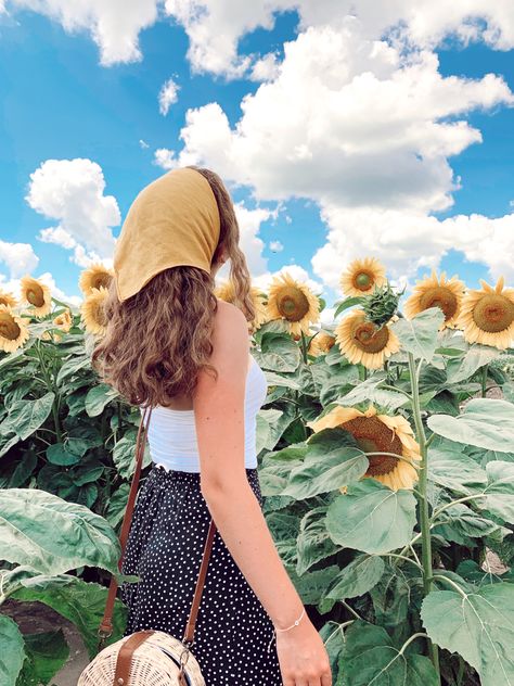 Sun Flower Photo Shoot Ideas, Sunflower Farm Photoshoot Outfits, Sunflower Farm Outfit, Poses In Sunflower Field, Sunflower Field Picture Ideas, Flower Garden Outfit Ideas, Sunflower Outfit Aesthetic, Outfits For Sunflower Field Pictures, Sunflower Field Photoshoot Outfits