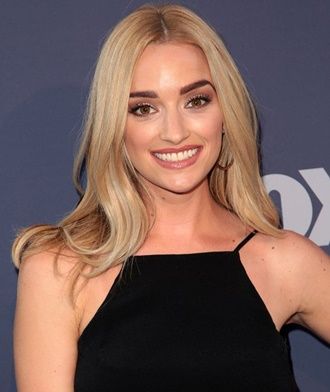 Actress Brianne Howey Brianne Howey Hair, Colors For Blondes To Wear, Brianna Howey, Blonde Celebrity Hair, Air Fairy, Very Easy Makeup, Brianne Howey, Blonde Brown Eyes, Georgia Miller