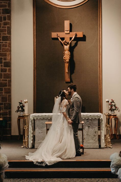 Catholic Wedding Photos, Catholic Couple, Catholic Wedding Photography, Godly Wedding, St Teresa Of Calcutta, Church Wedding Photos, Wedding Catholic, Wedding Christian, Catholic Marriage