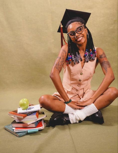 Graduation Photoshoot Themes, Mirror Graduation Pictures, Senior Picture Ideas Streetwear, Snhu Graduation Pictures, Black Grad Pics, Streetwear Graduation Pictures, Senior Photoshoot Ideas Black Women, Highschool Graduation Pictures Ideas, Art Senior Picture Ideas