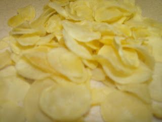 Dehydrated Potatoes, Dehydrate Potatoes, Food Dehydration, Au Gratin Potato Recipes, Potato Slices, Dehydrated Foods, Dehydrated Vegetables, How To Make Potatoes, Scalloped Potatoes Cheesy