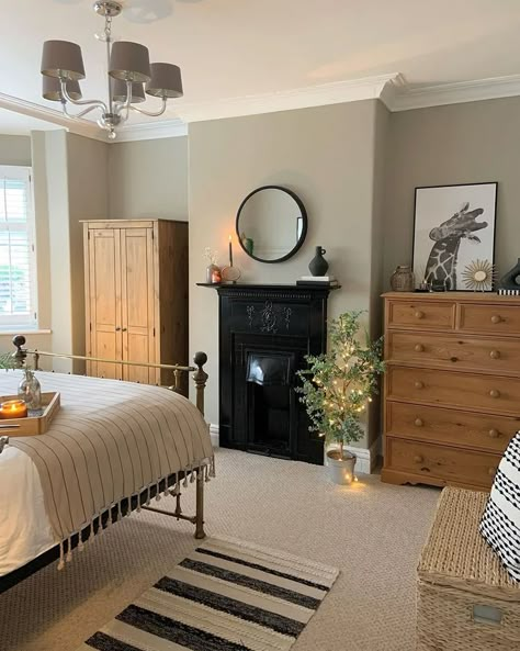 Farrow and Ball 5 Hardwick White reviews - PLAN Hardwick White, Farrow And Ball Bedroom, Victorian Bedroom, Bedroom Wall Colors, Farrow And Ball, Cottage Bedroom, Bedroom Renovation, Redecorate Bedroom, Interior Modern