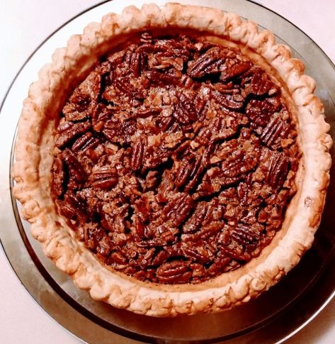 Diabetic Pecan Pie - This diabetic-friendly, low-sugar pecan pie is astoundingly good. This recipe preserves that ooey-gooey inside and fulfills a rich, sweet fantasy. Pecan Pie Recipe Ina Garten, Ina Garten Pecan Pie, Sugar Free Pecan Pie, Maple Pecan Pie, Ina Garden, Vegan Pecan Pie, Sugar Free Baking, Sugar Free Recipes Desserts, Maple Pecan