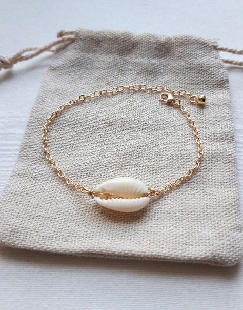 Cowry Shell, Beaded Jewelry Bracelets, Jewelry Making Tools, Shell Bracelet, Cowrie Shell, Making Tools, Beading Tutorials, Vacation Beach, Chain Link Bracelet