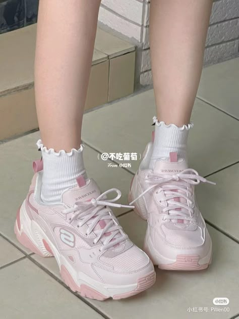 Coquette Sneakers Aesthetic, Coquette Shoes Sneakers, Pink Shoes Outfit Sneakers, Cute Aesthetic Shoes, Coquette Sneakers, White And Pink Shoes, Cute Comfy Shoes, Dr Shoes, Pretty Shoes Sneakers