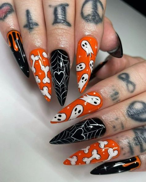 Spooktacular Halloween Nails Spooky Christmas Nails, Long Pointed Nails, Halloween Nails Diy, Black Halloween Nails, Halloween Nail Ideas, Uhyggelig Halloween, Halloween Manicure, Spooky Nails, Cute Halloween Nails