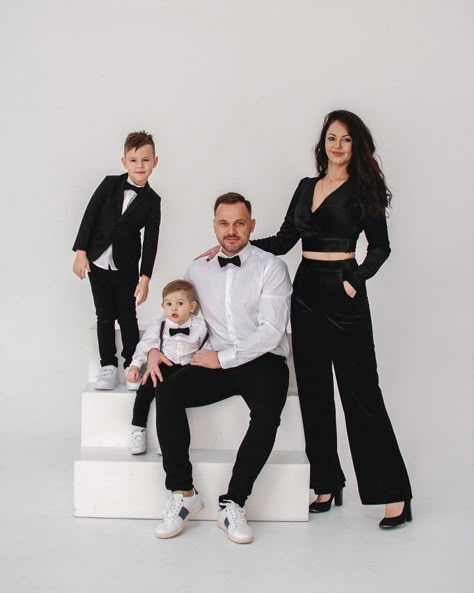 Vogue Style Family Photoshoot, Family Photoshoot Dress Ideas Outfit, Family Photosession Ideas Studio, Family Fashion Photoshoot, Fancy Family Photos, Black White Family Photo Outfits, Black And White Family Pictures Studio, Family Photo Studio Outfits, Black And White Family Pictures Outfits