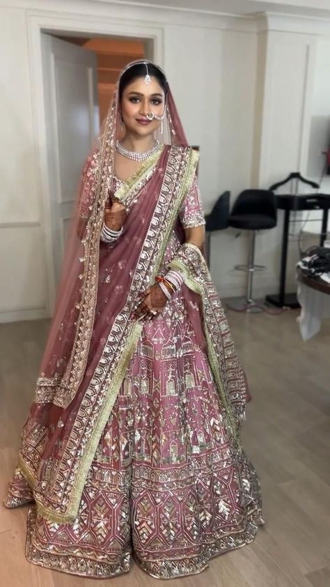 A plethora of royal elements, constructed @srishtibansal17’s Bridal Look! The most unique part of it all was the rare shade of pink she opted for, that looked equal parts beautiful and elegant once draped on her 🌸 Bride : @srishtibansal17 Draping : @dolly.jain Makeup : @biancalouzado Outfit : @manishmalhotra05 Duppta Draping Styles On Lehnga, Dupatta Hacks, Dupatta Draping Styles, Dupatta Styling, Dolly Jain, Dupatta Draping, Latest Bridal Lehenga Designs, Best Indian Wedding Dresses, Draping Styles