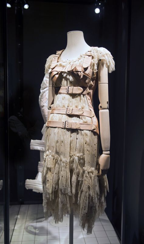 A corset designed by Dai Rees inspired on Mexican painter Frida Khalo is exhibited at her museum in Mexico City on November 21, 2012. Frida Kahlo Diego Rivera, Frida Kahlo Style, Frida And Diego, Frida Art, Quirky Fashion, Blue House, Stage Outfits, Bridal Collection, Editorial Fashion