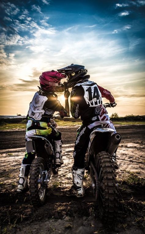 ≫ ¿Qué es el Amor Verdadero? 【LO QUE NADIE TE CONTARÁ】 Motocross Wallpaper, Dirt Bike Couple, Motocross Couple, Couple Motard, Motocross Girls, Bike Couple, Motocross Love, Image Moto, Motorcross Bike