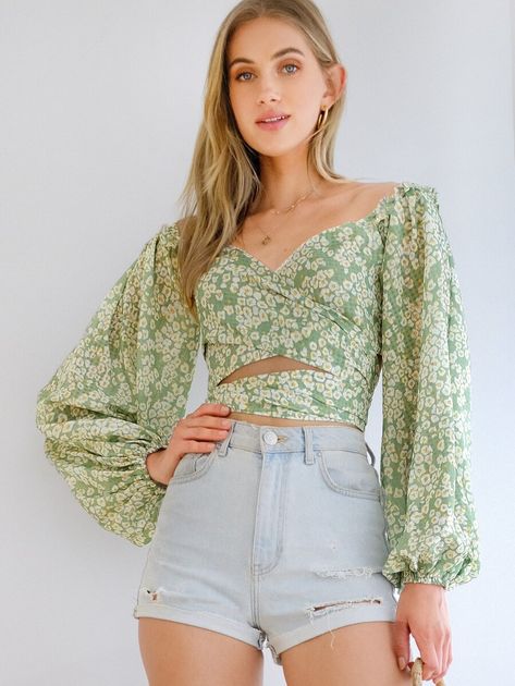 Shirred Back Lantern Sleeve Wrap Belted Ditsy Floral Top | SHEIN USA Aliyah Core Outfits, Aliyahcore Outfits, Floral Top Outfit, Aliyah Core, Ditsy Floral Top, Core Outfits, Style Parisienne, Summer Trends Outfits, Fancy Tops