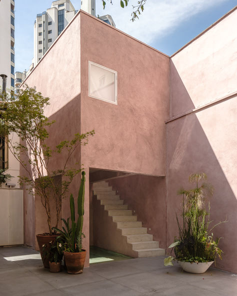 Situated in Vila Mariana, São Paulo, this #townhouse has recently experienced changes. Alongside combining two semi-detached #houses to create a home-studio for a young artist, the prior #renovation involved reinforcing the structure and enhancing the kitchen, bathrooms, and laundry room. #ArchitectureProjects #ArchitecturalDesign #ModernArchitecture #ArchitecturalInspiration #ArchitecturalPhotography #Housedesign Architecture Plates, Arch Light, Brutalist Buildings, Small Swimming Pools, Architecture Design Drawing, Front Rooms, House Extensions, Semi Detached, Structural Engineering