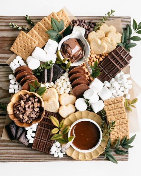 Smores Grazing Board, Marshmallow Charcuterie Board, Fall Smores Charcuterie Board, Smore Board Ideas, Indoor S’mores Charcuterie, S’more Board, S’mores Board Ideas, Charcooterie Board, Smore Charcuterie Boards