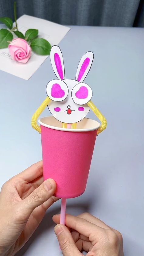 It’s so fun to make a little rabbit that can hide and seek with a paper cup and a straw. Come and try it with your children. | Instagram Hand Crafts For Kids, Animal Crafts For Kids, Handmade Paper Crafts, Ideas For Easter Decorations, Diy Paper Crafts Decoration, Hand Crafts, Diy Crafts Paper Flowers, Kraf Diy, Origami Crafts Diy